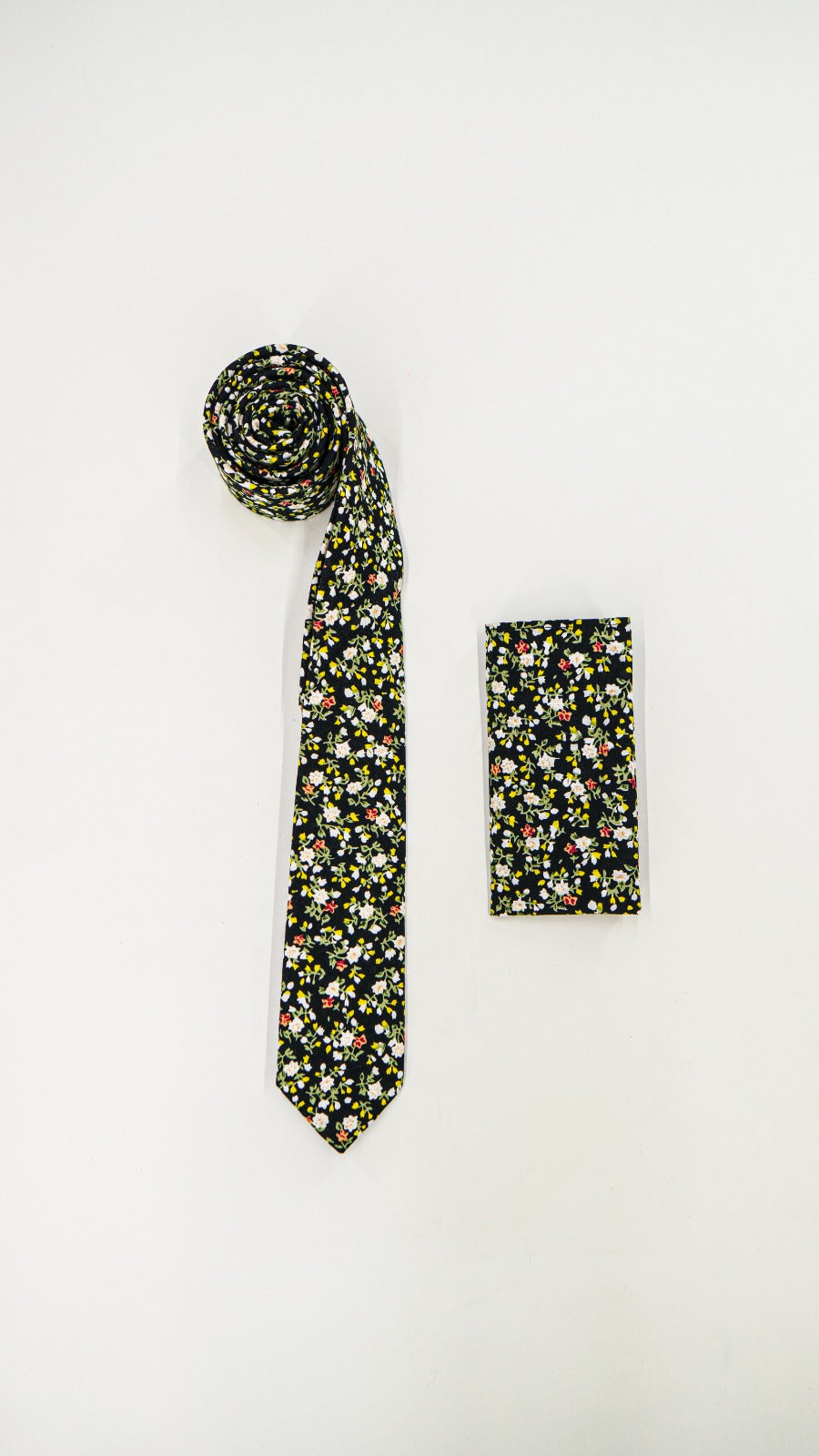 Set Corbata y Pañuelo Floral con Fondo Negro