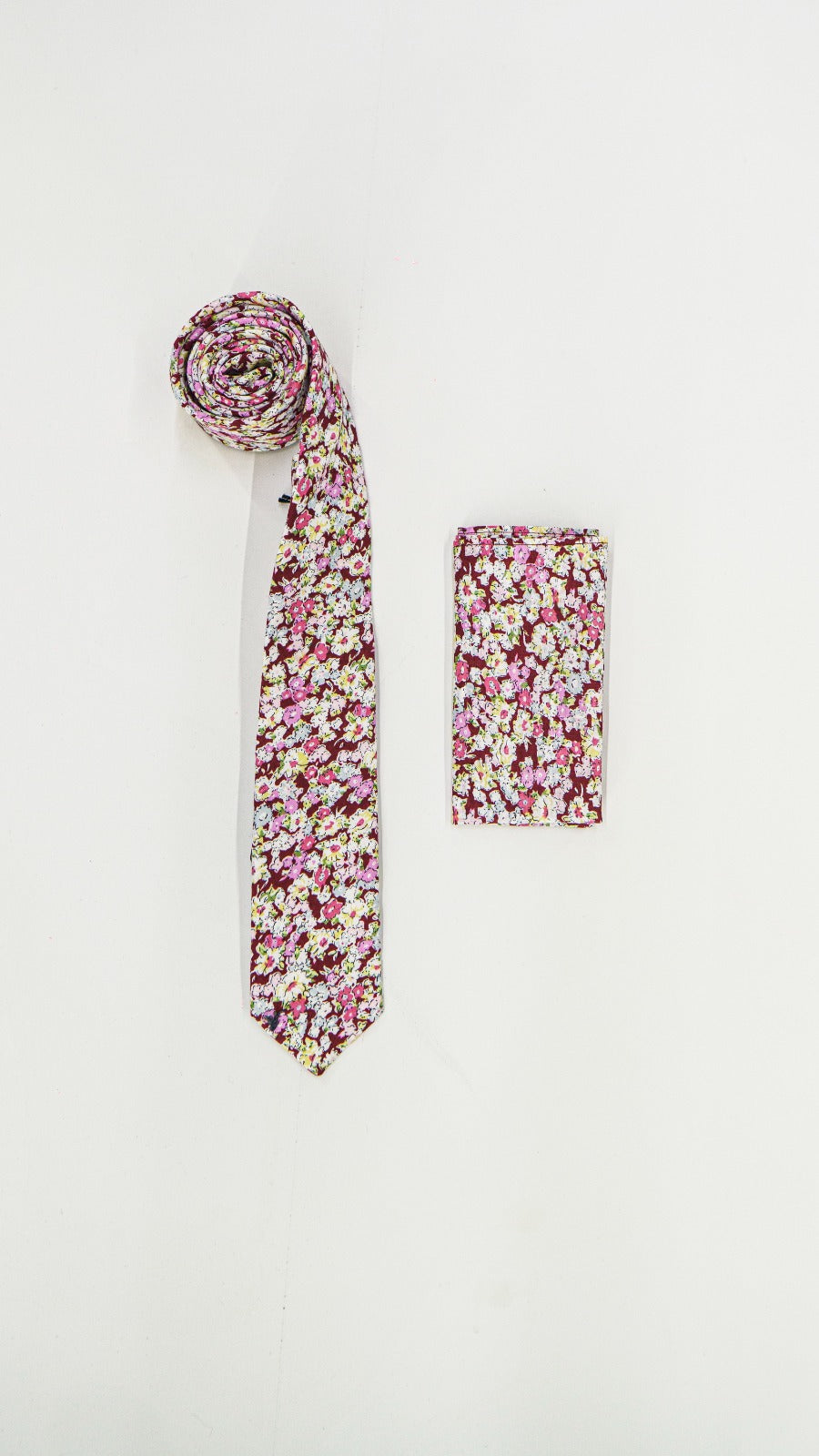Set Corbata y Pañuelo Floral Fucsia sobre Bordó