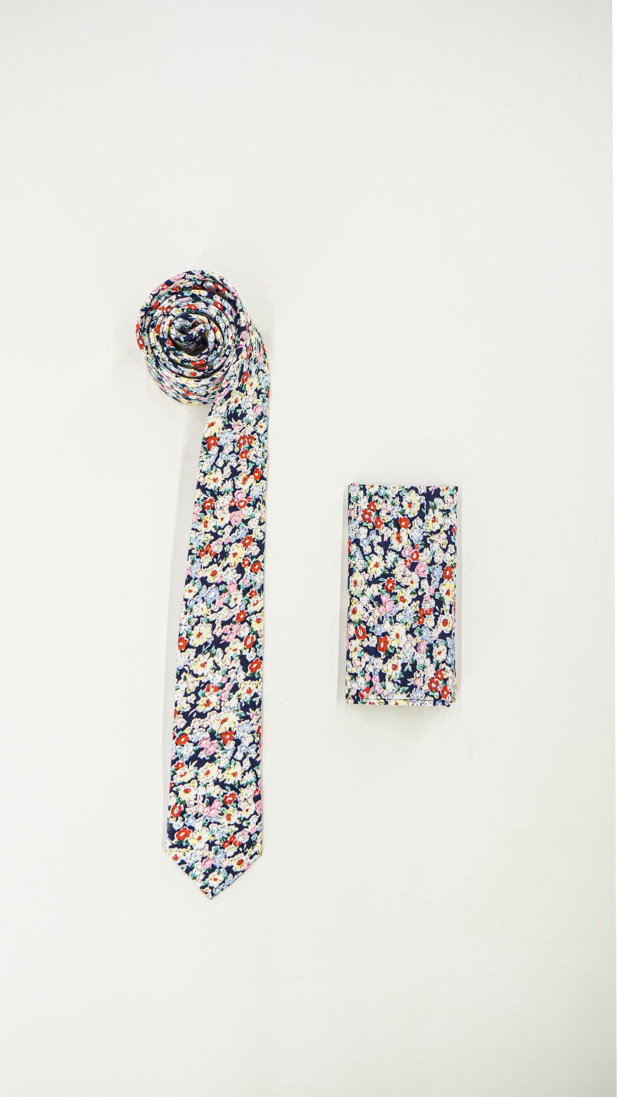 Set Corbata y Pañuelo Floral Multicolor Fondo Azul Marino
