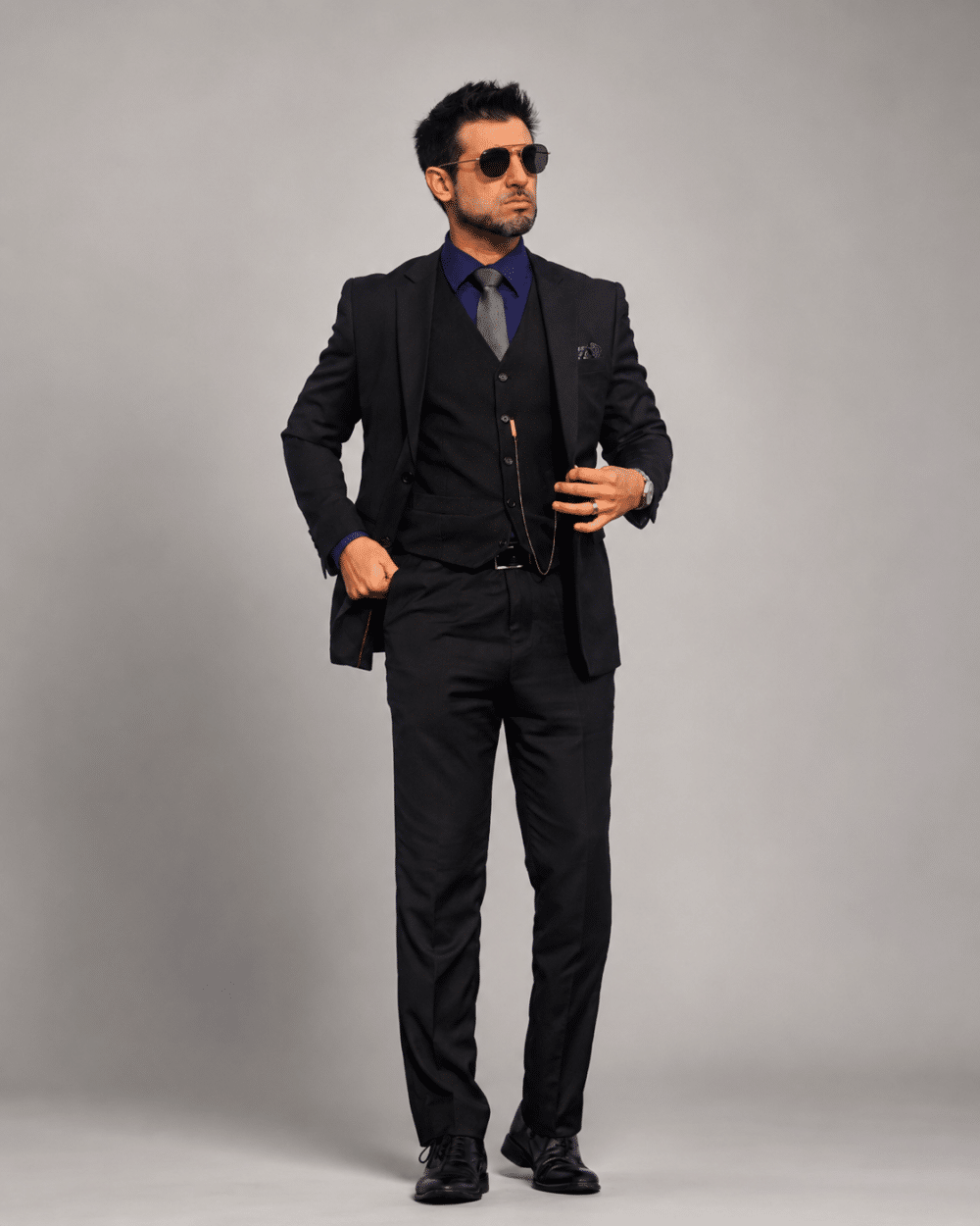 traje negro hombre
